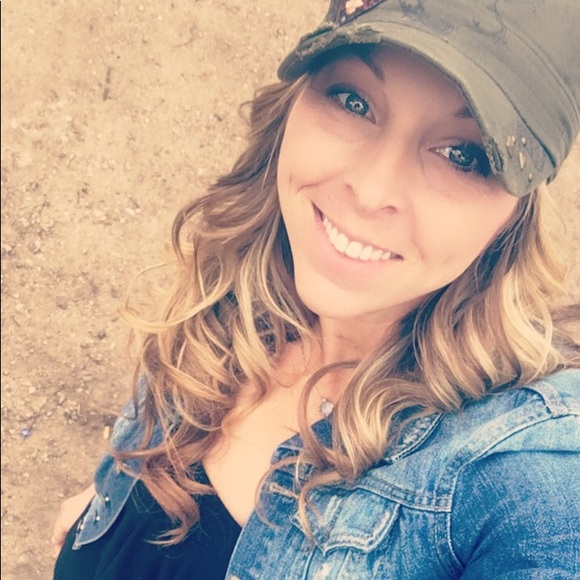 Meet your Posher, Stephanie - Picture 3 of 7